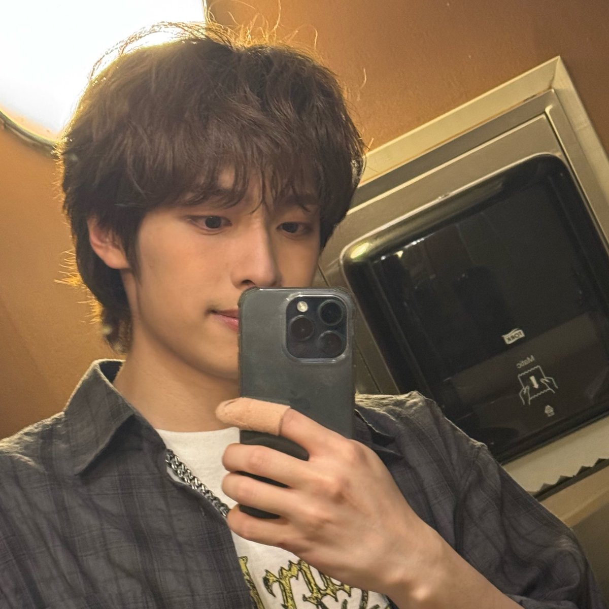 gaonsites's tweet photo. new fear unlocked: gaon mirror selca 🫠 https://t.co/t7iWj92AMo