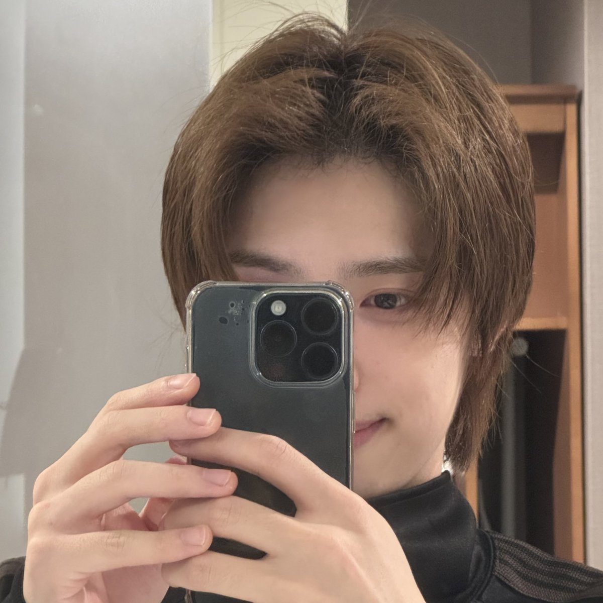 gaonsites's tweet photo. new fear unlocked: gaon mirror selca 🫠 https://t.co/t7iWj92AMo