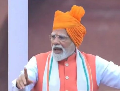 "लाल किले से 104 मिनट का भाषण… लेकिन जनता अब भी जवाब तलाश रही है।"

प्रिय प्रधानमंत्री जी, <a href="/narendramodi/">Narendra Modi</a>

मैं ये ख़त मोदी को नहीं बल्कि एक प्रधानमंत्री को लिख रहा हूं। आज लाल किले से आपकी आवाज़ गूँज रही थी –104 मिनट लंबी। 

वक्त इतना था कि कोई किसान खेत से लौटकर हुक्के के दो कश