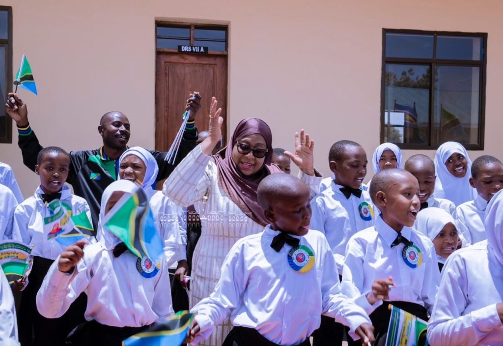 Halima_nyab's tweet photo. Kila mtoto anayetimiza umri wa kuanza shule, sasa anaanza bila hofu yoyote.

Wanaojiunga sekondari nao hawana hofu kwani hakuna ada, madarasa yapo, walimu wapo na zana za kufundishia.

#OktobaTunatikiSamia kwani amewatua mzigo wazazi na kuboresha elimu. https://t.co/Xa5JRrZ6Y8
