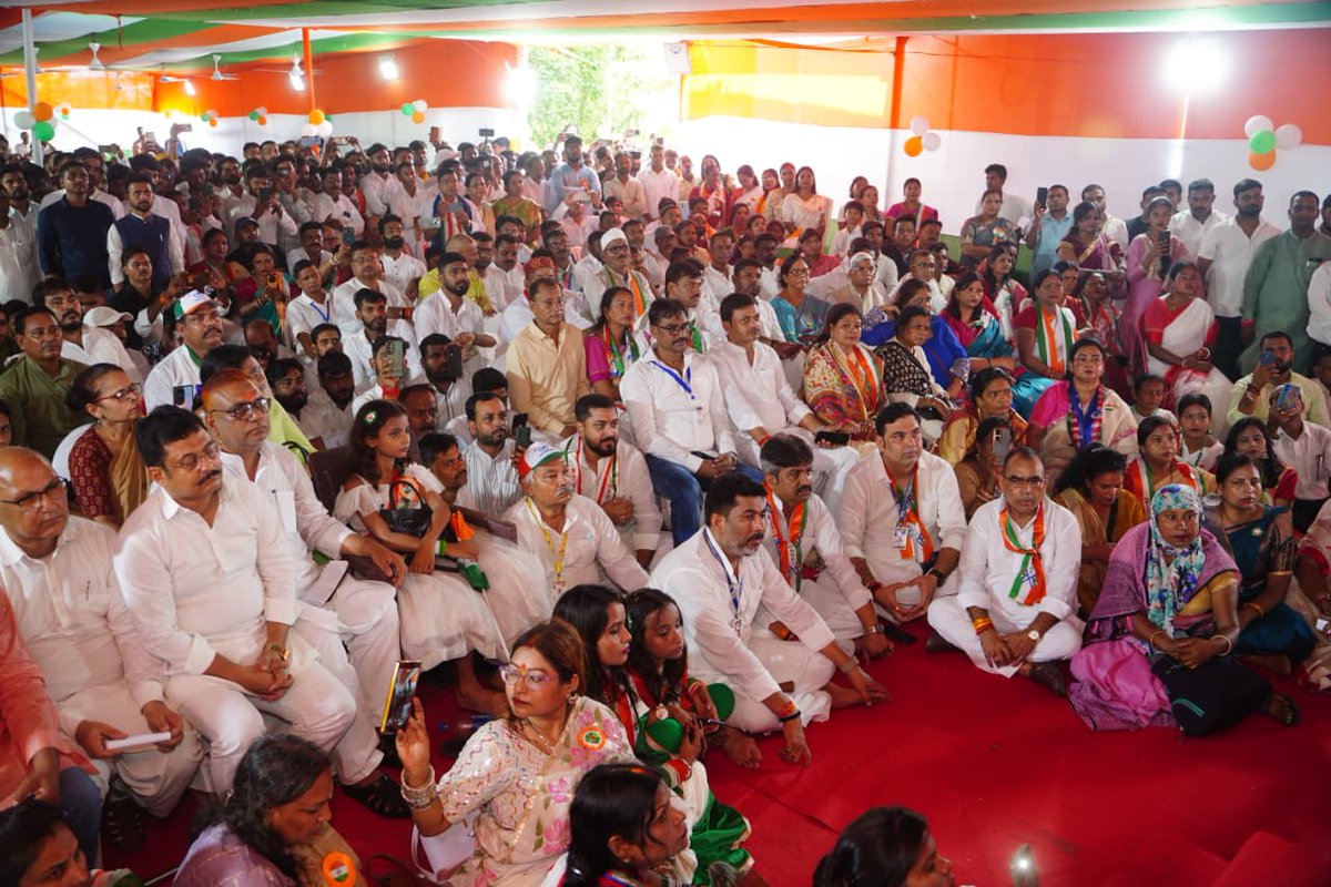 Lok Janshakti Party (Ramvilas) (@ljp4india) on Twitter photo आज बिहार प्रदेश कार्यालय 1-व्हीलर में राष्ट्रिय अध्यक्ष सह केंद्रीय मंत्री आदरणीय श्री <a href="/iChiragPaswan/">युवा बिहारी चिराग पासवान</a> जी ने सभी जिलों के जिलाध्यक्ष एवं प्रदेश के पदाधिकारियों को संबोधित कर पार्टी की रणनीति को लेकर विस्तृत चर्चाएं साझा की। आज बिहार प्रदेश कार्यालय 1-व्हीलर में राष्ट्रिय अध्यक्ष सह केंद्रीय मंत्री आदरणीय श्री <a href="/iChiragPaswan/">युवा बिहारी चिराग पासवान</a> जी ने सभी जिलों के जिलाध्यक्ष एवं प्रदेश के पदाधिकारियों को संबोधित कर पार्टी की रणनीति को लेकर विस्तृत चर्चाएं साझा की।