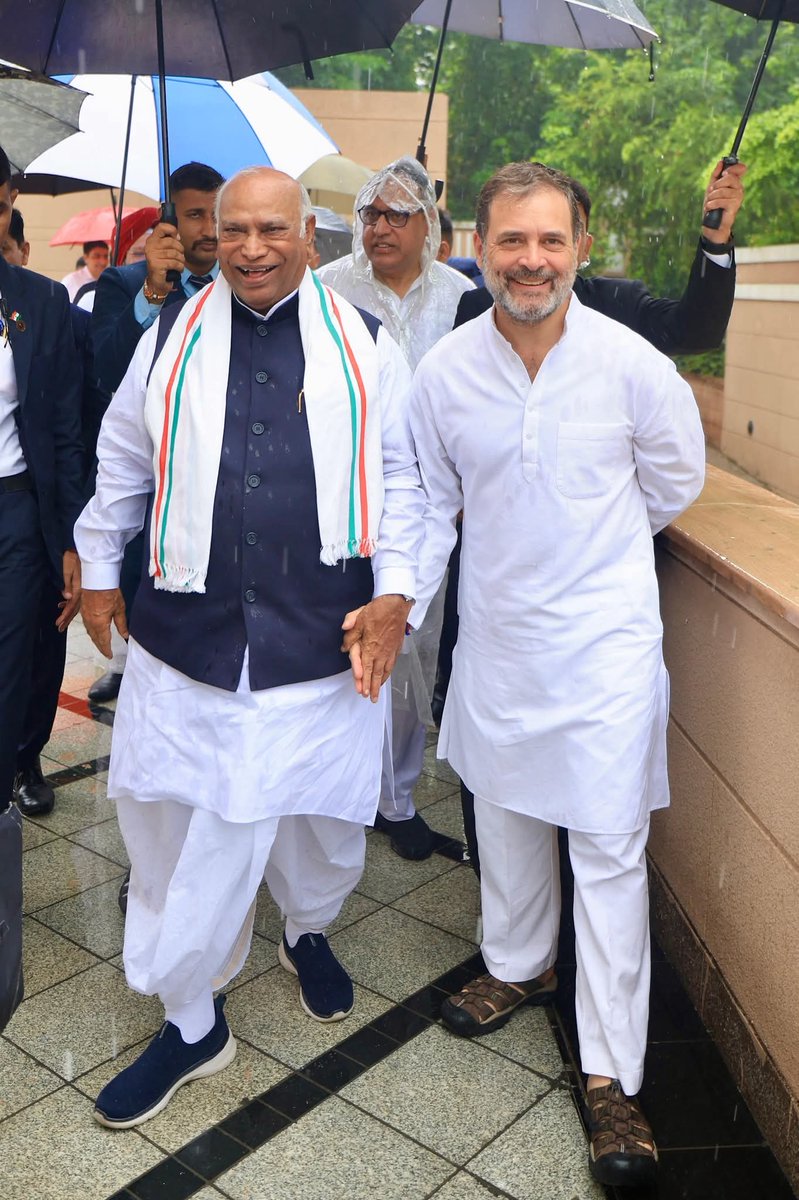 एकजुट नेतृत्व, अडिग संकल्प,तिरंगे और लोकतंत्र की रक्षा का वादा। 🇮🇳✊