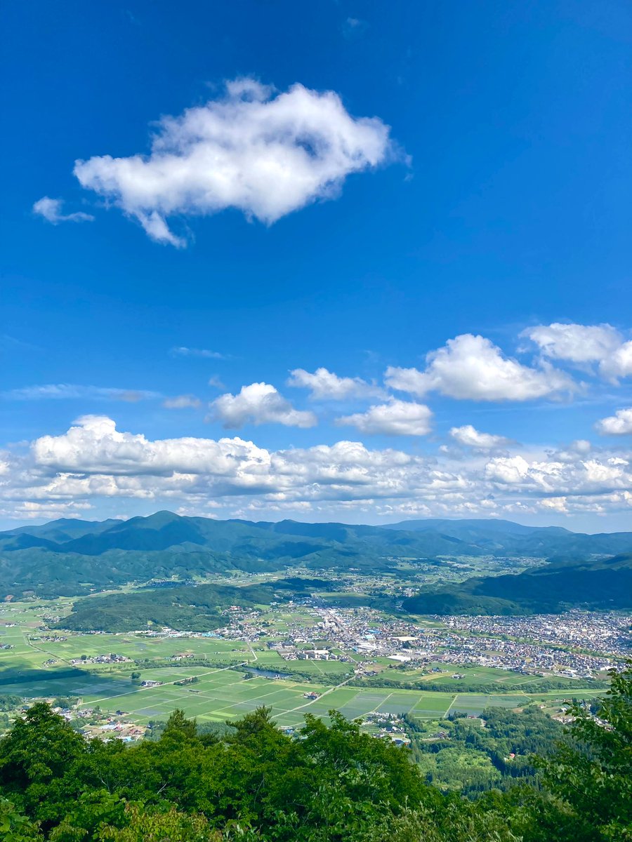 tonomuseum's tweet image. 「遠野郷の地大昔はすべて一円の湖水なりしに、その水猿ヶ石川となりて人界に流れ出でしより、自然にかくのごとき邑落をなせしなりと。」
『遠野物語』第1話より