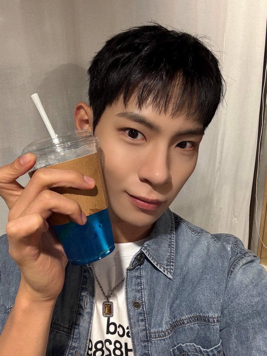 [ #KEONHEE - Twitter]

🦕~

Aujourd'hui est une journée totalement bleue 💙🦋🐳🦕🌀👖🔵🟦🧢

#홍건희 #HONGKEONHEE
#TIOT #티아이오티