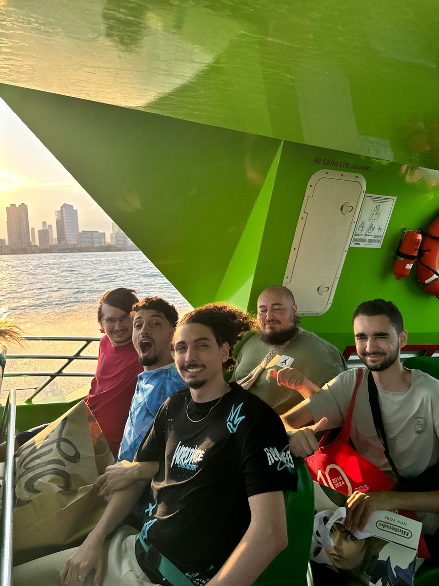 Bon ça y est le voyage aux USA c'est terminé. Ce fut un voyage de dingue plein de bon souvenir. J'y retournerai pour sur. Merci <a href="/Pop0M/">VGY | M.Popo</a> <a href="/HaffX/">Haff</a> <a href="/Hrunting_SSBU/">VGY | GL | LGS Hrunting</a> <a href="/Momo_stache59/">Mohamed➡️SUPERNOVA</a> Kamil et Hervine pour ce voyage en votre compagnie !
Edel content