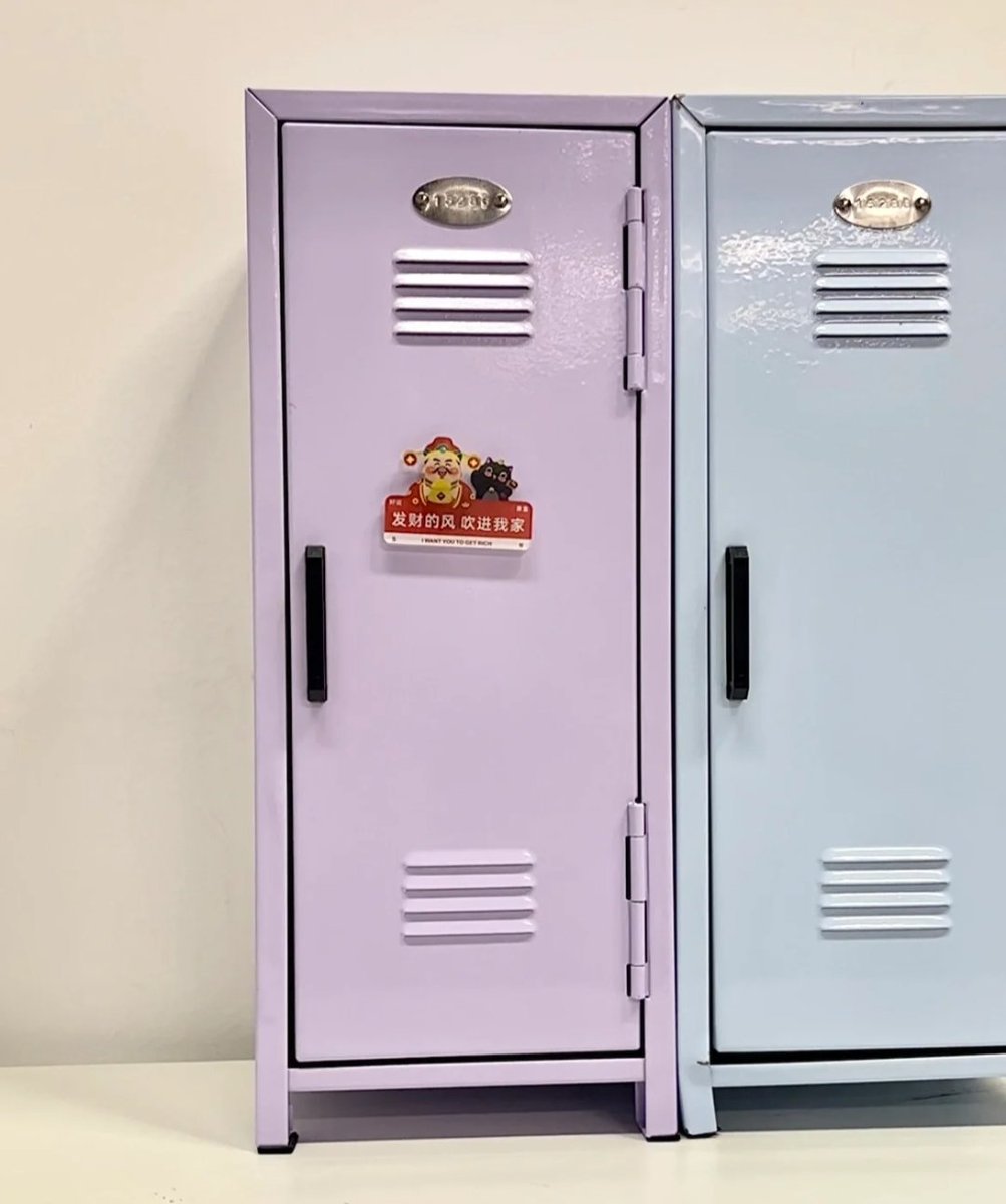 Awalnya cuma mau cari tempat nyimpen printilan biar nggak berantakan… eh malah jatuh cinta sama locker mini pastel ini. Warnanya gemes pwoll bisa di pasang sticker lagi.
Jadi pengen koleksi deh 
Ada yang mau samaan? 
s.shopee.co.id/5py0ASmgUL
