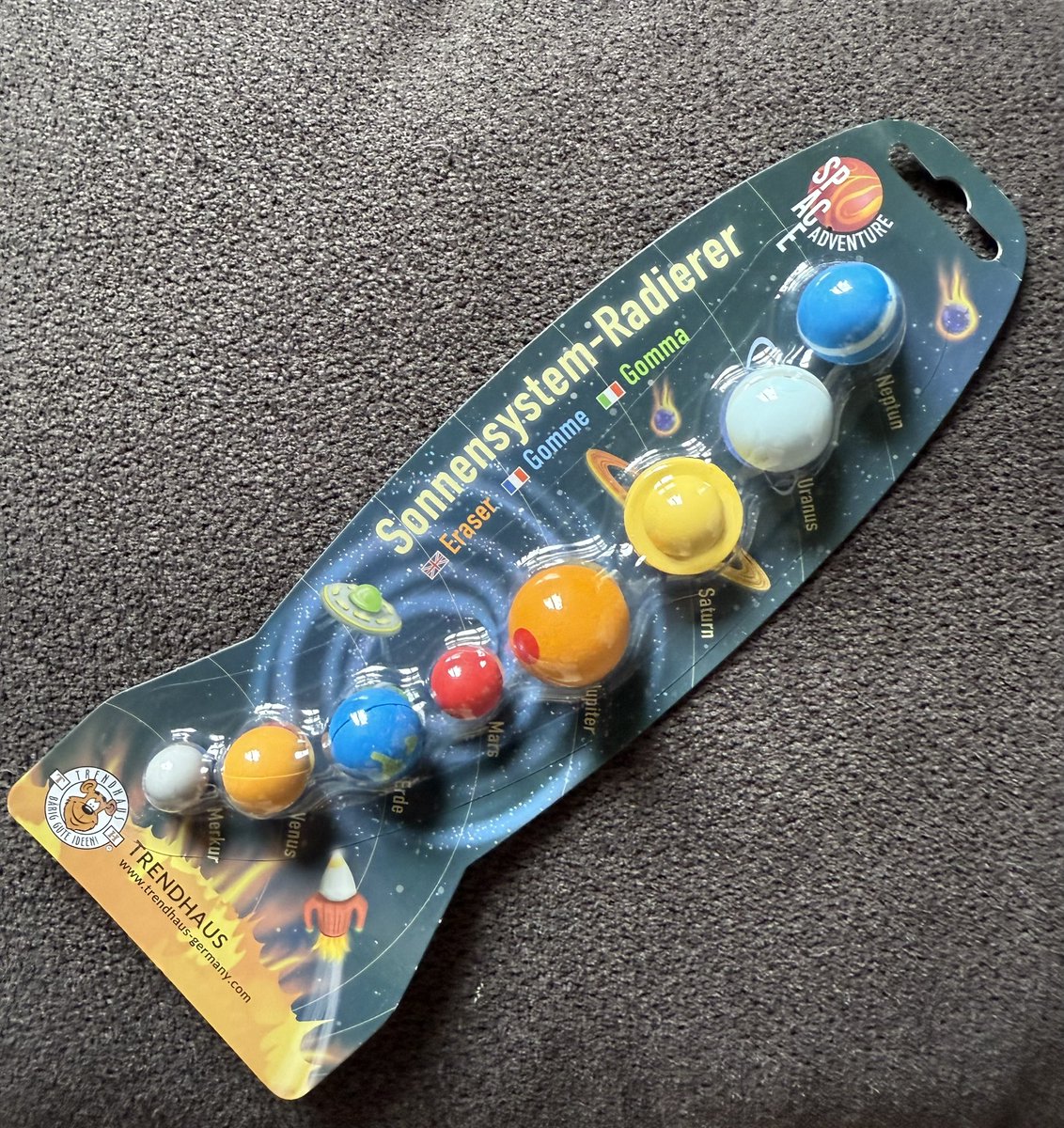 Bei diesem kürzlich für die Praxis angeschafften Radiergummi-Set vermisse ich schmerzlich den Pluto. Ich finde es sehr ungerecht, dass er 2006 als Zwergplanet herab gestuft wurde. Danke Merkel 1!!!11!!!
<a href="/_FriedrichMerz/">Friedrich Merz</a> , nach 100 Tagen Amtszeit müssen Sie tätig werden 🤓…