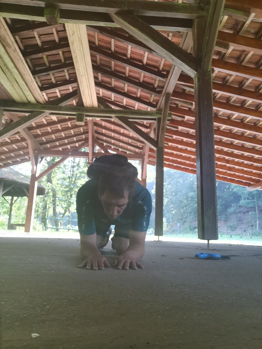 Photo de 9h à 10h !

Je profite de la promenade du chien pour faire cette photo toujours agenouiller pour montrer ma soumission totale à ma fabuleuse Dona 💋