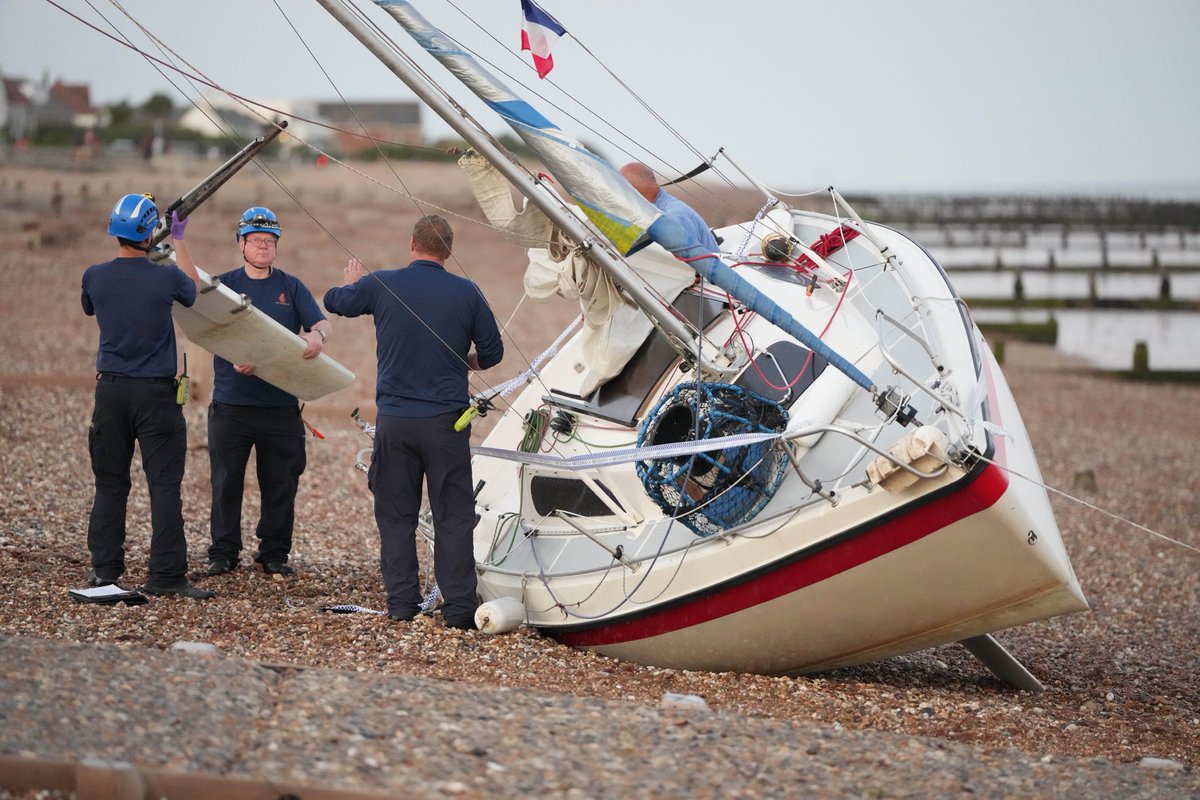 brightonsnapper's tweet photo. Amazing collective work by ⁦@HMCoastguard⁩ ⁦@RNLI⁩ ⁦@sussex_police⁩ saving a sailor who’d been in the water for three hours half a mile off #littlehampton in just his shorts after falling over board 🛥️ https://t.co/bx0FnYILyB