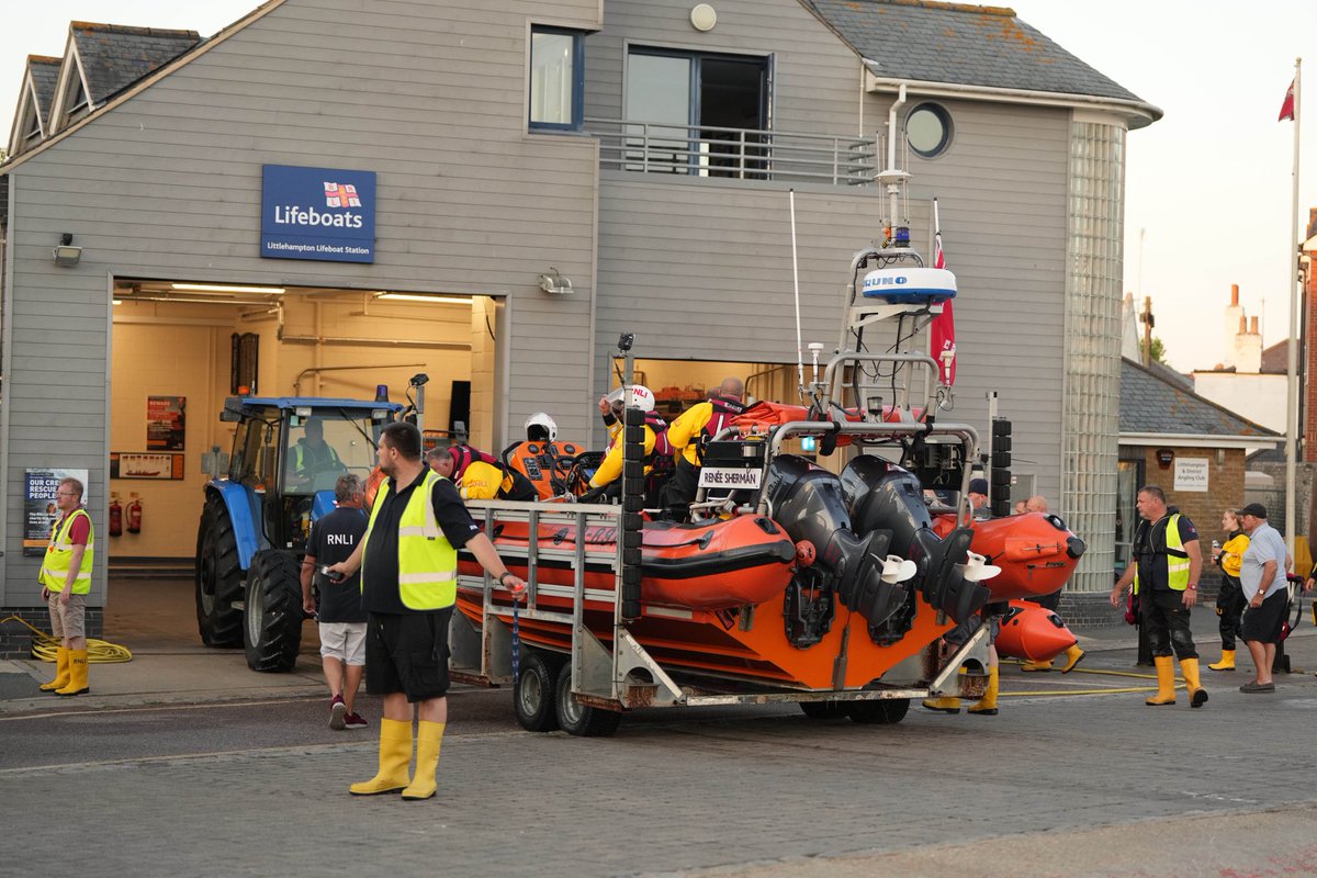 brightonsnapper's tweet photo. Amazing collective work by ⁦@HMCoastguard⁩ ⁦@RNLI⁩ ⁦@sussex_police⁩ saving a sailor who’d been in the water for three hours half a mile off #littlehampton in just his shorts after falling over board 🛥️ https://t.co/bx0FnYILyB