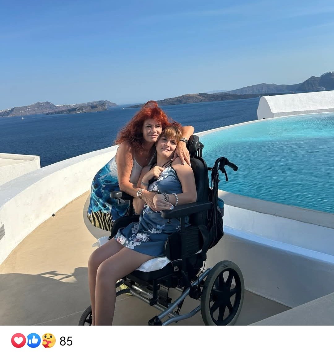 Χρόνια πολλά στη κυρία Μαρία Κοτρώτσου, τη μητέρα της Μυρτούς.
Τη μάνα που αγωνίζεται καθημερινά για να προσφέρει στο παιδί της μια όσο το δυνατόν ποιοτικότερη ζωή.
Τη μάνα που ανεβαίνει το δικό της Γολγοθά, ξεχασμένη από τη πολιτεία και τους εκάστοτε κυβερνώντες.