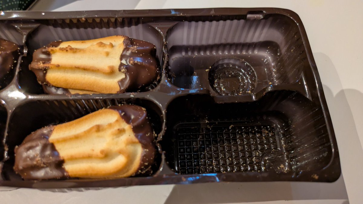 deadeyes's tweet photo. Delacre cookie verpakking, was die valse bodem vroeger ook al? Waar ze dus even hoog gestapeld lijken, maar dus paar kiekjes minder hebben elke rij? #shrinkflation of was dat al en merk ik het nu pas?
#Delacre
( FWP, I know;) https://t.co/Y4YksvJ5do