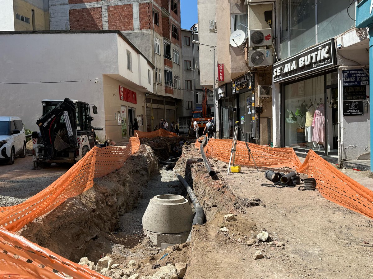 Fatsa Belediyesi Fen İşleri Müdürlüğü ekipleri, şehir merkezi ile Ata Caddesi ve Hükümet Konağı arasında önemli bir bağlantı noktası olan Mustafa Kemal Paşa Mahallesi Onur Sokak’ta kapsamlı altyapı çalışması başlattı.