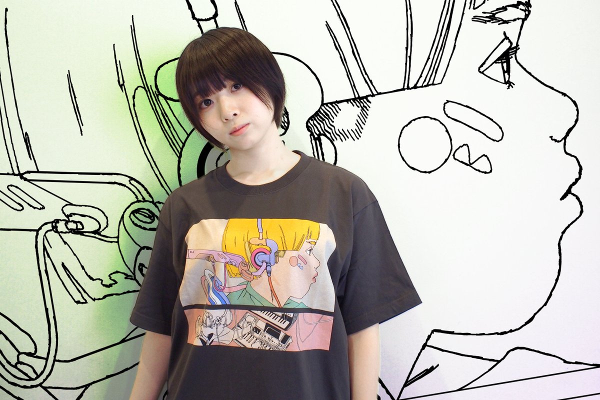 2024年夏にプレオーダーで販売して好評だった「Synthesizer Love」の半袖Tシャツが復活しました！　色はスミ（Ink Black）のみです。
こちらもTシャツモデルはアイドルユニット「ダダダムズ」や「 惑星通信社」メンバーのurara（天乃川うららちゃん）<a href="/urara_TUR/">urara/天乃川うらら（ダダダムズ/惑星通信社）</a> です！
lucatieri.stores.jp/items/6896ca64…