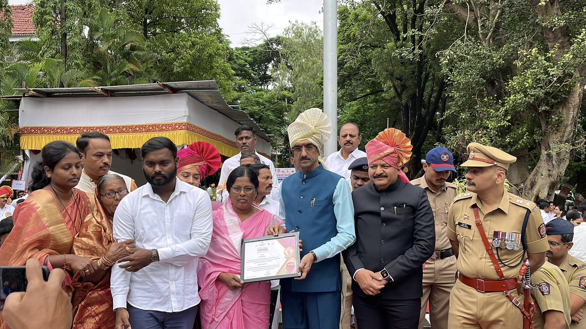 LogicGateio's tweet image. आज पालकमंत्री श्री. शंभूराज देसाई (सातारा जिल्हा) यांच्या हस्ते, अवयवदान केलेल्या कुटुंबांचा प्रमाणपत्र देऊन सत्कार करण्यात आला. हा कार्यक्रम जिल्हाधिकारी कार्यालय, सातारा येथे आयोजित करण्यात आला होता.

#IndependenceDay2025 #OrganDonation #Donor #felicitation #15august2025