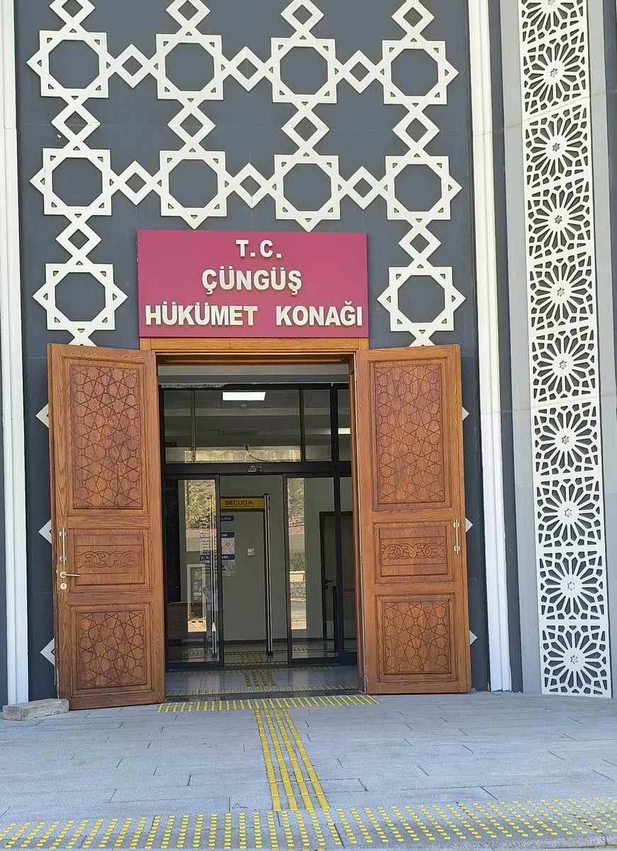 <a href="/CungusIlce/">Çüngüş İlçe Nüfus Müdürlüğü</a> yeni Hükümet Konağında,  yapılan konsept çalışması sonrasında yenilenen yüzü ile vatandaşlarımıza hizmet sunmaya başlamıştır. #HayatınızınHerAnında <a href="/TCNufus/">Nüfus ve Vatandaşlık İşleri Genel Müdürlüğü</a> <a href="/itasyapan/">İbrahim Taşyapan</a> <a href="/vali_zorluoglu/">Murat Zorluoğlu</a> <a href="/fth_ayaz/">Fatih AYAZ🇹🇷</a> <a href="/dbakirvalilik/">T.C. Diyarbakır Valiliği</a> <a href="/cunguskymkmlk/">Çüngüş Kaymakamlığı</a>