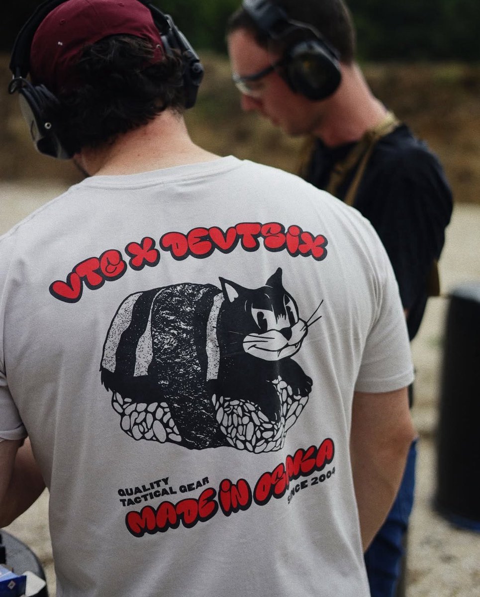 VTG1975's tweet photo. ➖DEVTSIX🇸🇮 × VTG🇯🇵➖
“Global Collaboration”
【 Sushi Neko Tee 】M、L、XL size
➖2025年8月18日(月) 18時リリース➖
"DEVTSIX"とは──遊び心と実戦感覚が共存する、スロベニア発タクティカルブランド。
スロベニアの小さな町から2009年に生まれたDEVTSIXは、“ミリタリーごっこ”を楽しむ仲間たちから始まり、今や世界中に影響を持つタクティカルカルチャーの発信地となりました。
スローガンは「TIER FUN(最上級の楽しさ)」。
エアソフトやシューティングの垣根を越えて、真面目すぎない、でも本気のギアを提供し続けています。
海外製装備のコアなファンから週末LARPerまで、全ての“GEARDO(装備バカ)”に向けたグループです。
今回のコラボは、そんな彼らとVTGが互いのセンスをぶつけ合ったスペシャルプロジェクト。
「遊び」と「本気」の交差点から生まれた貴重一着をぜひ体感してください。
#volktacticalgear #devtsix #worldwide