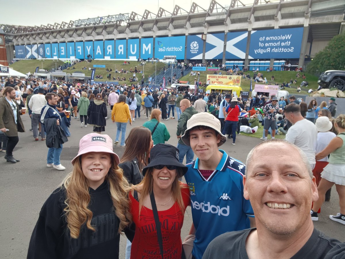 Nelly1982C's tweet photo. Taking the bairens to see Oasis is top tier parenting #OasisLive25 https://t.co/5lRZqckVLF