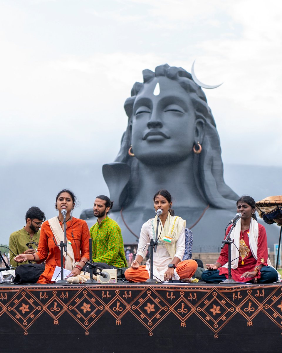 ishafoundation's tweet photo. On India’s 79th #IndependenceDay, the tricolor soared high at the Isha Yoga Center Coimbatore. Shri PK Prakash, Chief Administrative Officer, INS Agrani, and Air Vice Marshal Vikas Krishna Rao Yajurvedi (Retd.) marked the occasion by hoisting the flag. The celebrations came alive with soulful cultural performances by students of Isha Home School and Sadhguru Gurukulam Samskriti, as volunteers, visitors, and the Isha family came together to witness the occasion.