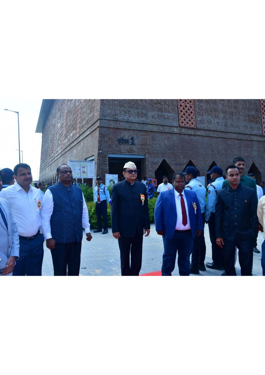 79वी स्वतंत्रता दिवस समारोह का आयोजन आज दिनांक-15.08.2025 को राज्य खेल अकादमी, राजगीर के द्वारा किया गया है। 

इस शुभ अवसर पर महामहिम कुलपति, श्री शिशिर सिन्हा (मा०प्र०रो०), बिहार खेल विश्वविद्यालय, राजगीर के द्वारा ध्वजारोहण किया गया।

श्री मिथिलेश कुमार, सहायक निदेशक, राज्य खेल