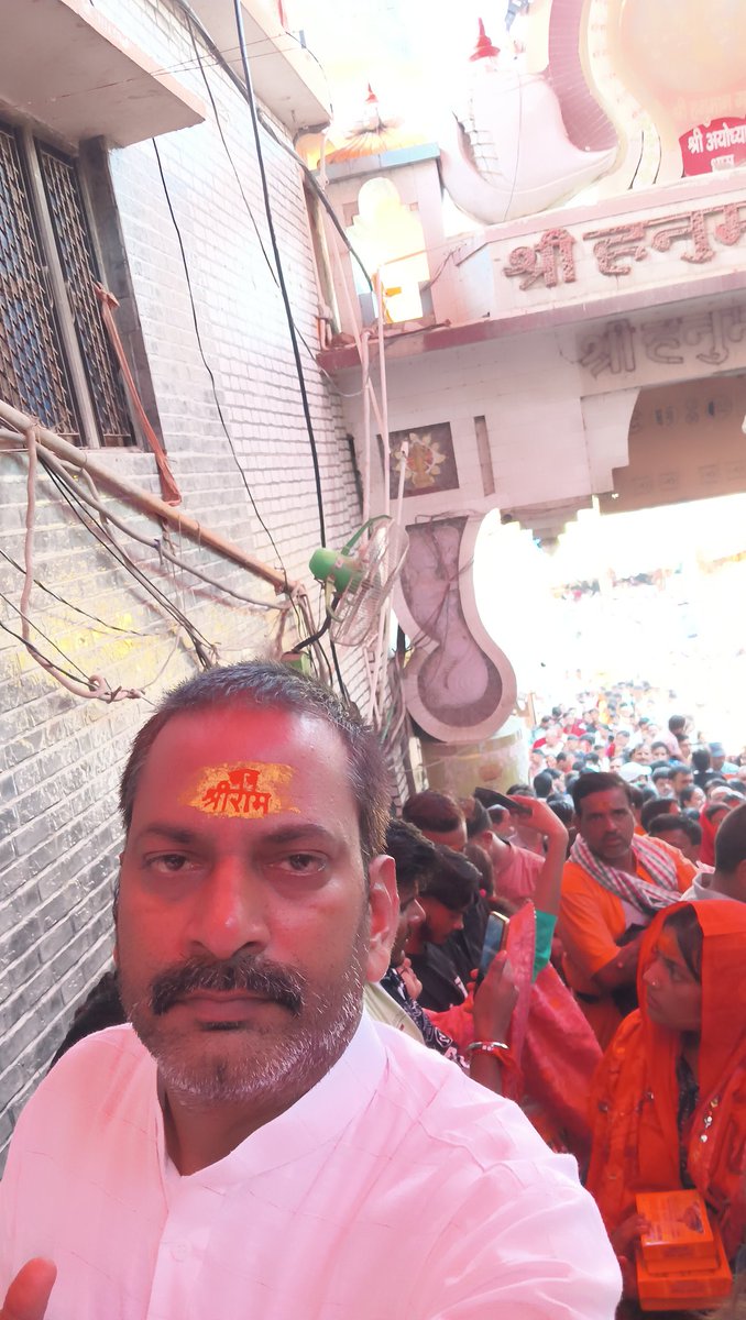 AnoopYadav986's tweet photo. हनुमान गढ़ी मंदिर अयोध्या की सीढ़िया पर लगे एक भी पंखे नहीं चल रहे हैं भक्त परेशान
@CMOfficeUP 
@myogiadityanath https://t.co/MAOChjyFtg