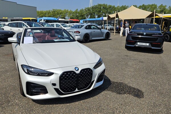 Vlakbij Moerdijk staat een lading 'zo goed als nieuwe' BMW's op een terrein te wachten op een eerste eigenaar. Of op de shredder. Dat laatste lijkt momenteel waarschijnlijker: autoweek.nl/autonieuws/art…