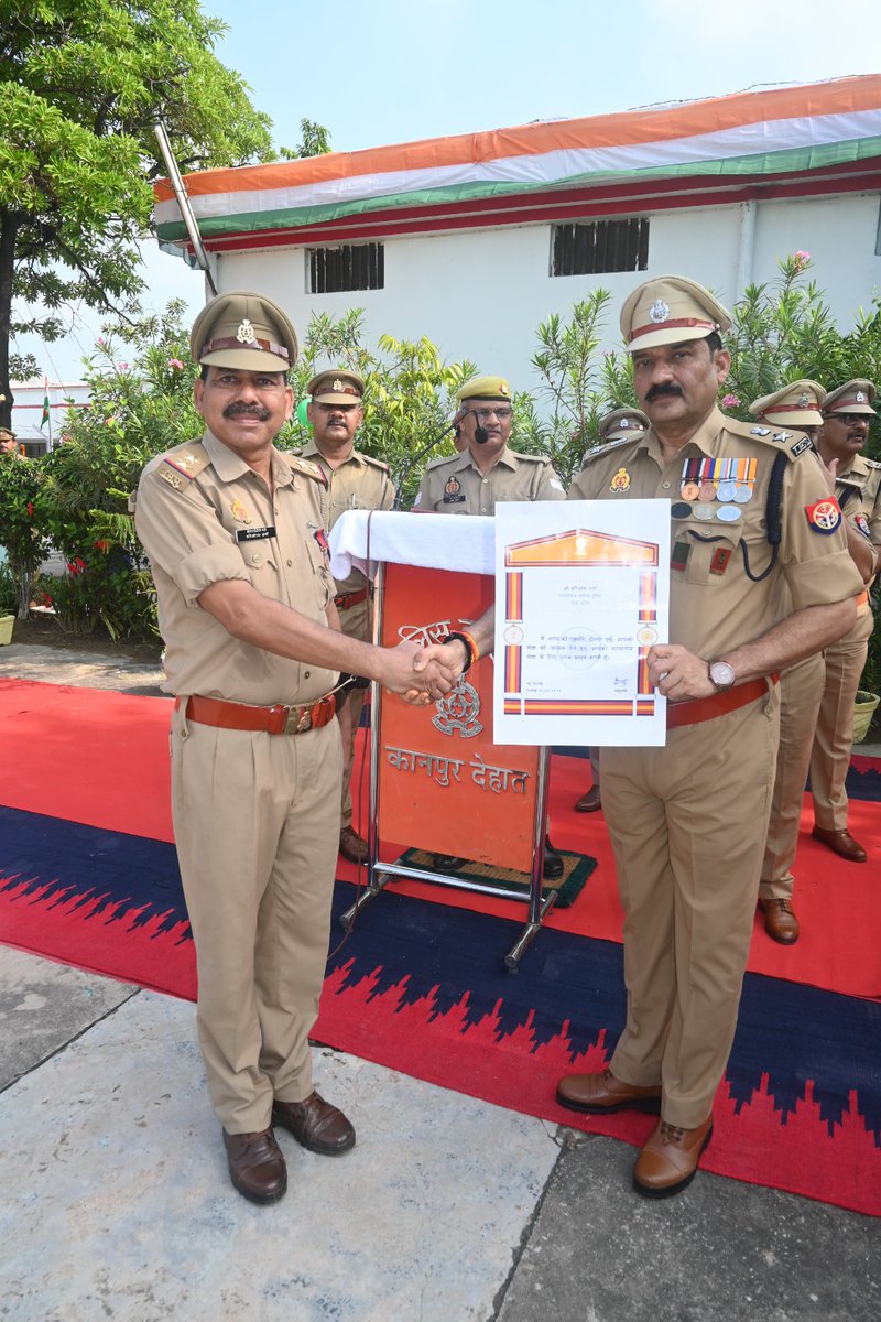 #kanpurdehat : स्वतंत्रता दिवस समारोह का मुख्य आयोजन पुलिस लाइन और पुलिस अधीक्षक कैम्प कार्यालय में हुआ, पुलिस अधीक्षक अरविन्द मिश्र ने ध्वजारोहण किया, उन्होंने पुलिसकर्मियों को राष्ट्रीय एकता और अखंडता की शपथ दिलाई। <a href="/kanpurdehatpol/">Kanpur Dehat Police</a>

पुलिस अधीक्षक ने कहा कि स्वतंत्रता दिवस