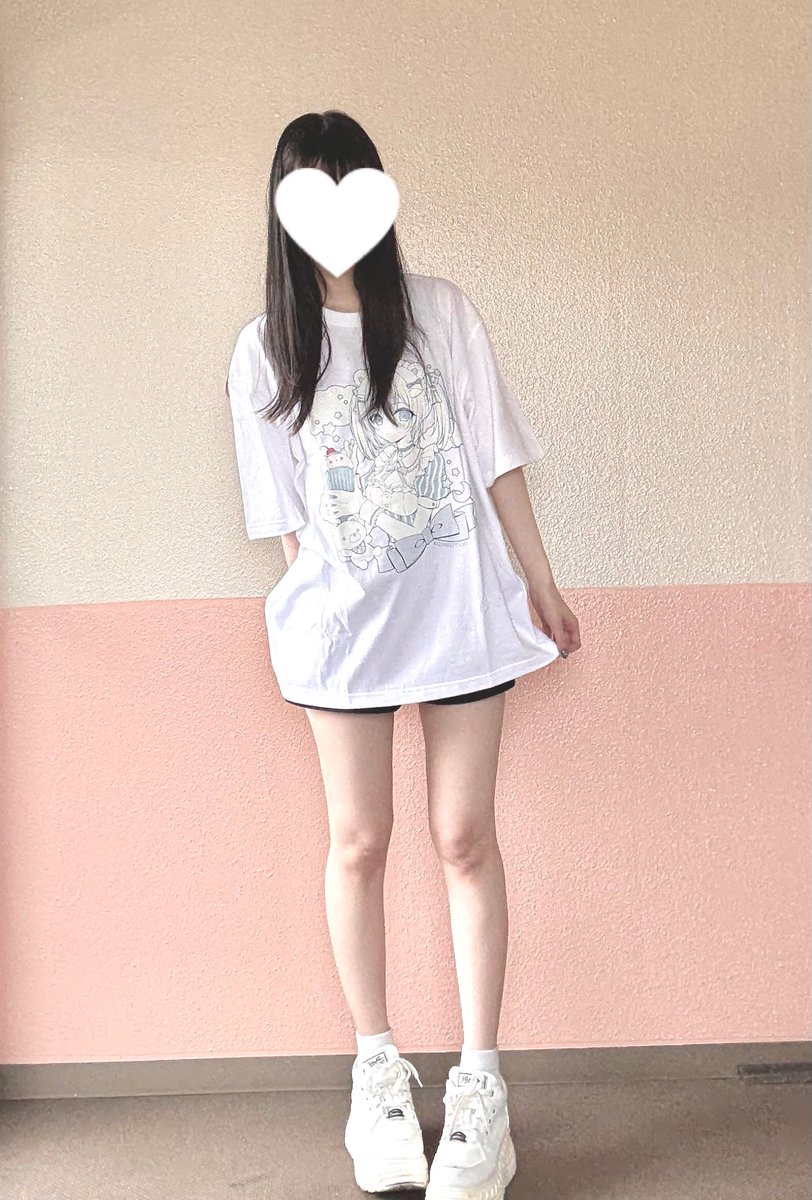 「サイズ感の参考に新作のビッグシルエットTシャツの着用画像載せておきます 身長16」|小日向ほしみのイラスト