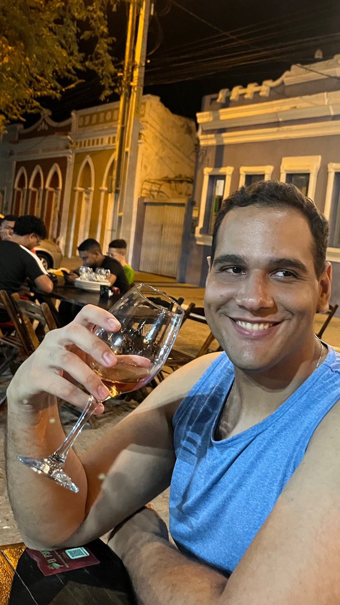 thiagodeana's tweet photo. Saboreando o momento 🍷 https://t.co/gsl52RNmmS
