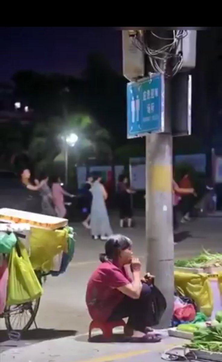 谁说中共国没有种姓制度？
同样都是人，社保可以有所不同，但是现实是太夸张了。
加入这个卖菜农的孩子，在被逼着交社保，他看见了这样的场景(实际上他一定看到过)，他会怎么想？会怎么办？