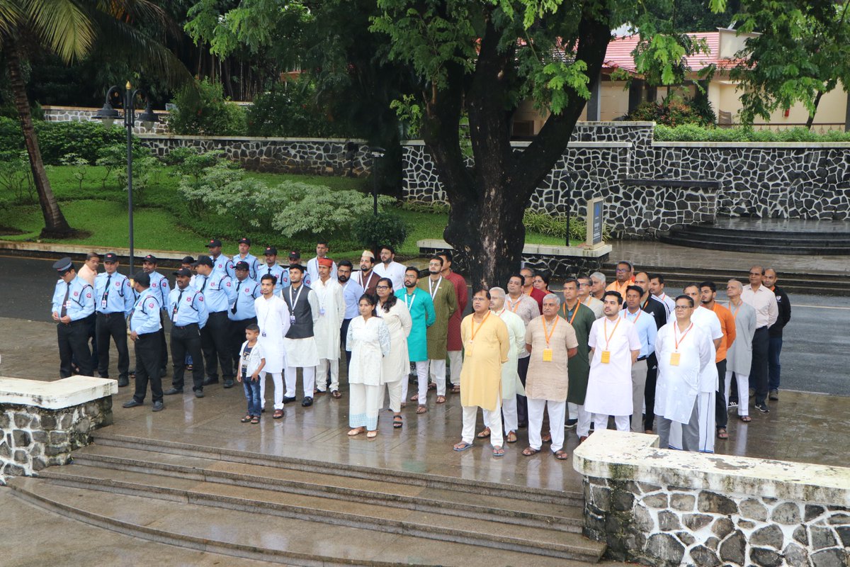 भारताचे अंतःसत्त्व हे फिनिक्स पक्षासारखे... 
— सरकार्यवाह दत्तात्रयजी 

रामभाऊ म्हाळगी प्रबोधिनीच्या निसर्गसंपन्न संकुलात आज भारतीय स्वातंत्र्य दिन (15 ऑगस्ट) मोठ्या उत्साहात साजरा करण्यात आला. राष्ट्रीय स्वयंसेवक संघाचे सरकार्यवाह दत्तात्रय होसबळे यांच्या शुभहस्ते ध्वजारोहण