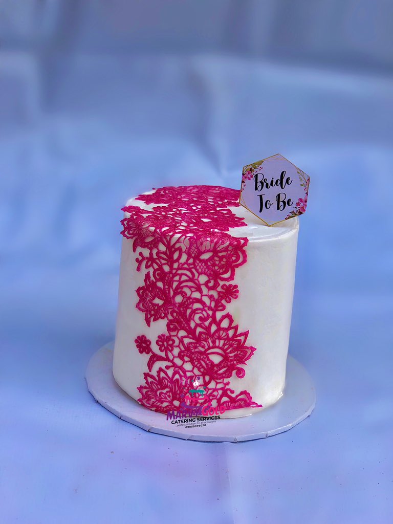 Marvy_Onicake's tweet photo. Bridal shower cake 🎊🎊🎊
We are available to take all your cake orders 💯 
#marvygoldcakes #cakesinibadan #cakesiniworoad #cakesinalakia #ibadanbaker https://t.co/AglarD199K