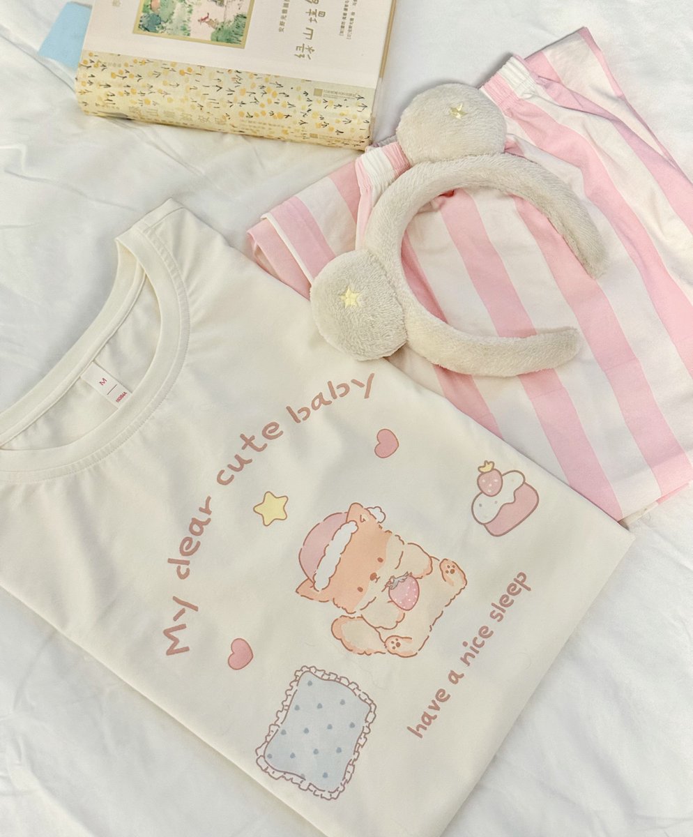 snuggle_dreams's tweet photo. Hiii there~ 💕
Guess what’s landing ? 🍓🦊
Snuggle Dreams Fox & Strawberry PJs — pink stripey pants + the sweetest fox & berry top ever!
Cuteness overload ✔ Comfort overload ✔
See you on 9/13 livestream,let’s get cozy together! ✨
#CuteAndComfy #SummerPJs #SnuggleDreams
#thomaskong #โทมัสก้อง
#tthomas #kongjiro
#SnuggleDreams