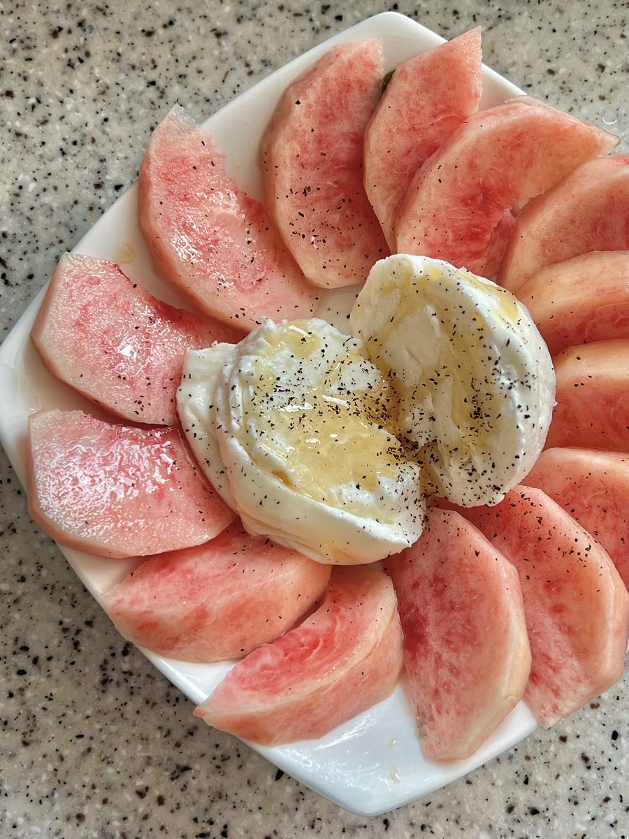 놀러온 친구에게도 백도 부라타를 해줬어요🍑
너무 맛있다고 해줘서 기분 하룰라라 간다