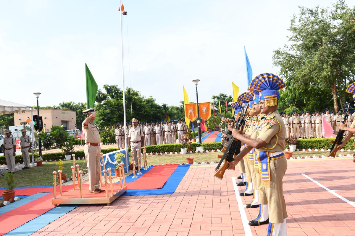 GCRAIPUR's tweet photo. Shri Ajay Kumar Singh,DIG GC #CRPF RAIPUR #hoisted Flag and #addressed the gathering, honouring the spirit of service and sacrifice,#officiated rank ceremony and meritorious service medals and distributed sweets. #IndependenceDay2025
@crpfindia @CentralZoneCrpf @cgsectorcrpf https://t.co/9Tqf2rWOH1
