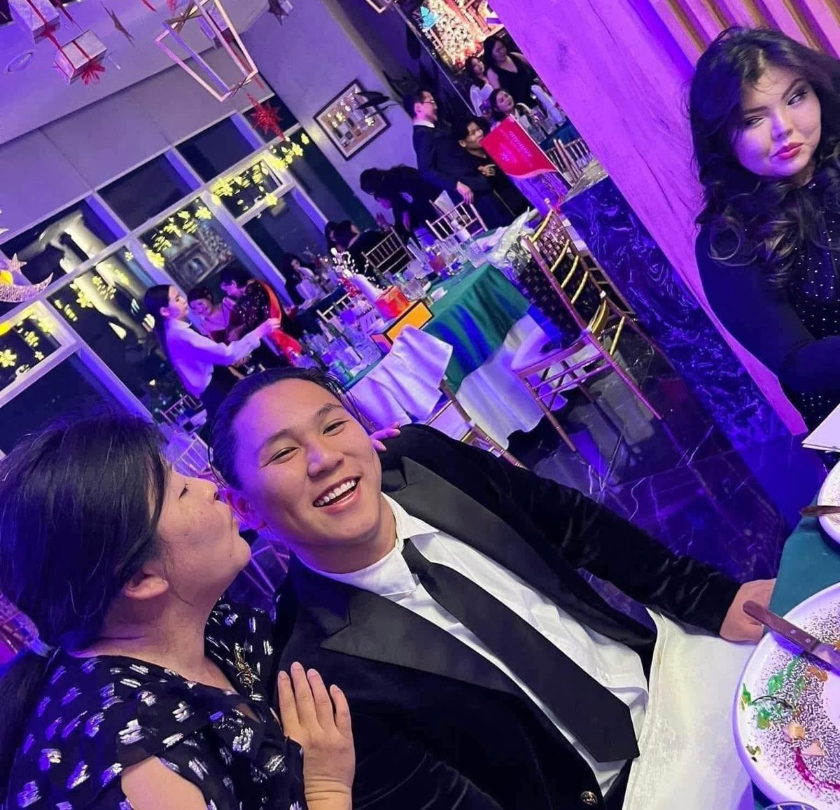 Хэргийн эзэн хэнгэргийн дохиур Томоко Сан юм бишүү дээ 🤣🤣🤨