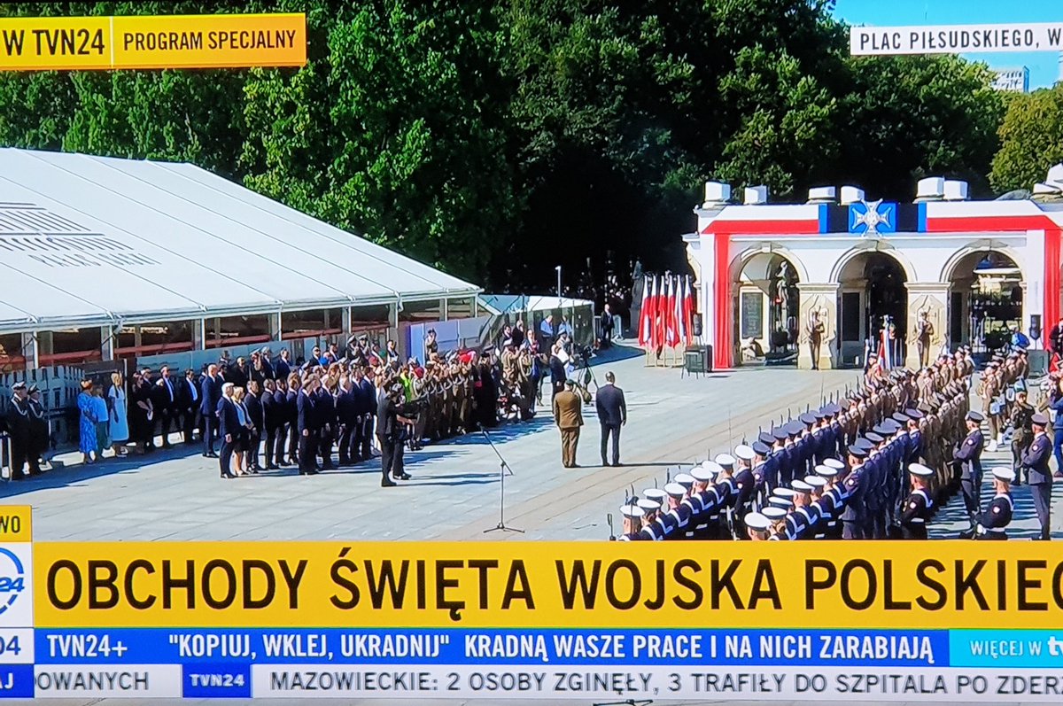 Niech ktoś kurwa temu alfonsowi w końcu wyjaśni, że nie staje się kurwa okrakiem przy żołnierzu Wojska Polskiego🤬Nie stoisz kurwa na bramce w Grand Hotelu snusie <a href="/NawrockiKn/">Karol Nawrocki</a>