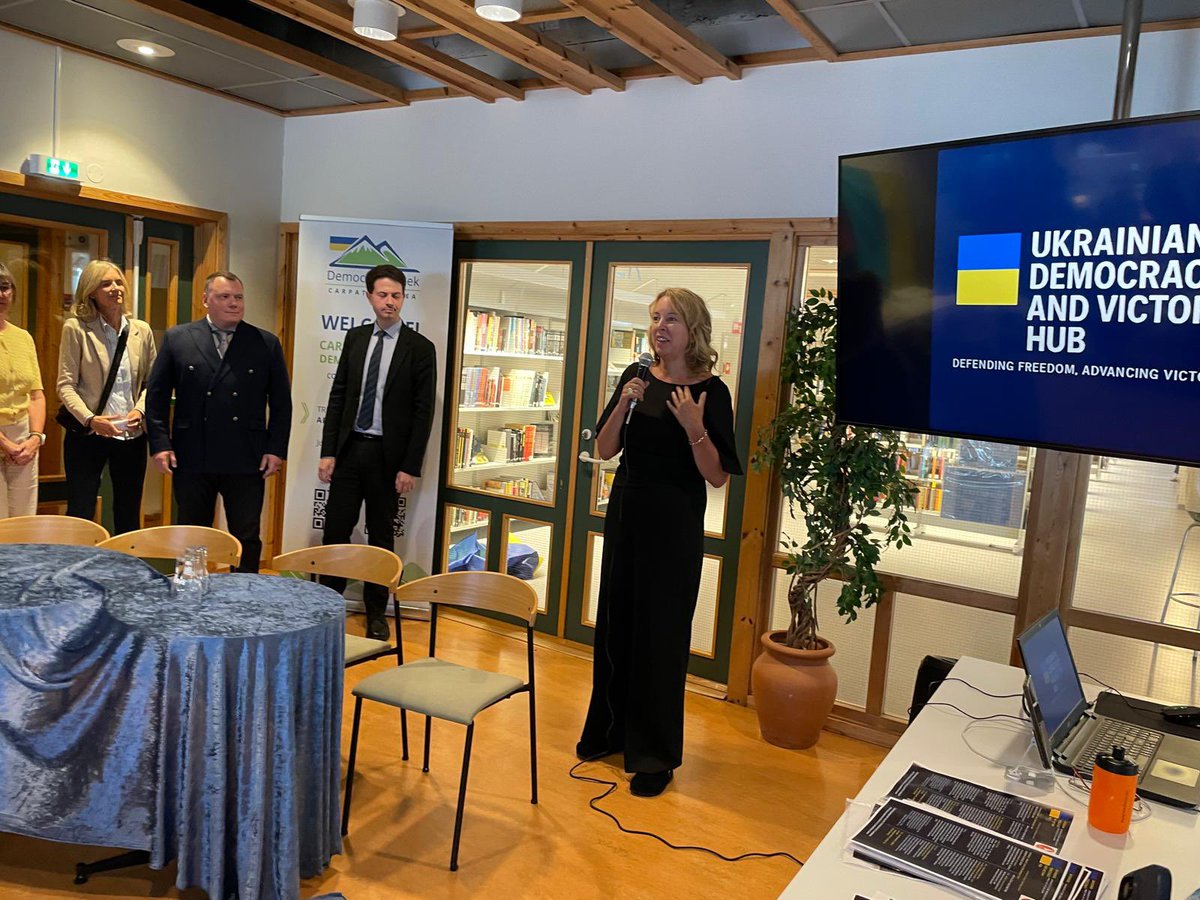AmyBakerCAN's tweet photo. La situation en 🇺🇦Ukraine est un sujet important pour le 🇨🇦 à Arendalsuka. Nous avons rencontré cinq maires 🇺🇦 venus du front jusqu'à #Arendal pour nous dire à quel point le soutien international est crucial et urgente. Le Canada est solidaire de l'Ukraine. 🇺🇦🇨🇦Slava Ukraini. https://t.co/2KD4PYGrMg