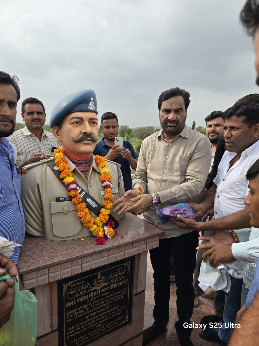 HANUMAN BENIWAL (@hanumanbeniwal) on Twitter photo कल सालवा कलां जाते समय भोपालगढ़ विधानसभा में स्थित कुड़ी टोल प्लाजा के निकट शहीद चरण सिंह जी जाट के स्मारक पर पुष्पांजलि अर्पित की | कल सालवा कलां जाते समय भोपालगढ़ विधानसभा में स्थित कुड़ी टोल प्लाजा के निकट शहीद चरण सिंह जी जाट के स्मारक पर पुष्पांजलि अर्पित की |