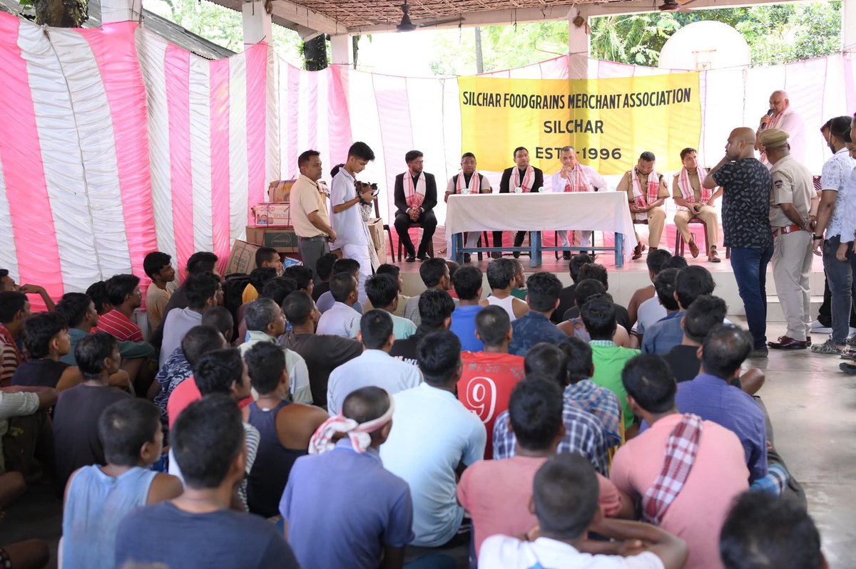 iKaushikRai's tweet photo. On the 79th #IndependenceDay, joined the Food Grains Merchant Association, Silchar, in distributing #FoodPackets to patients at Silchar Red Cross Society &amp; inmates at Silchar Central Jail—celebrating freedom through service and compassion. https://t.co/xyfaNtQY7B