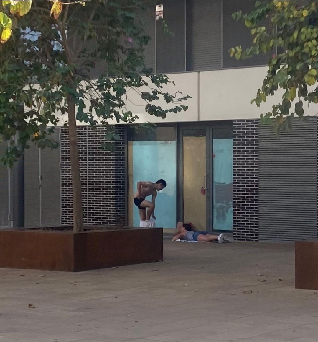 JoseCasadoVOX's tweet photo. Los vecinos de la Plaza de la Coca no aguantan más esta situación.

Indigencia, peleas, trapicheo y la misma plaza se ha convertido en un defecadero público. 

Mientras tanto, el gobierno de Bote dice que la inseguridad y la delincuencia no se puede combatir a golpe de martillo. https://t.co/d3gomvcIzw