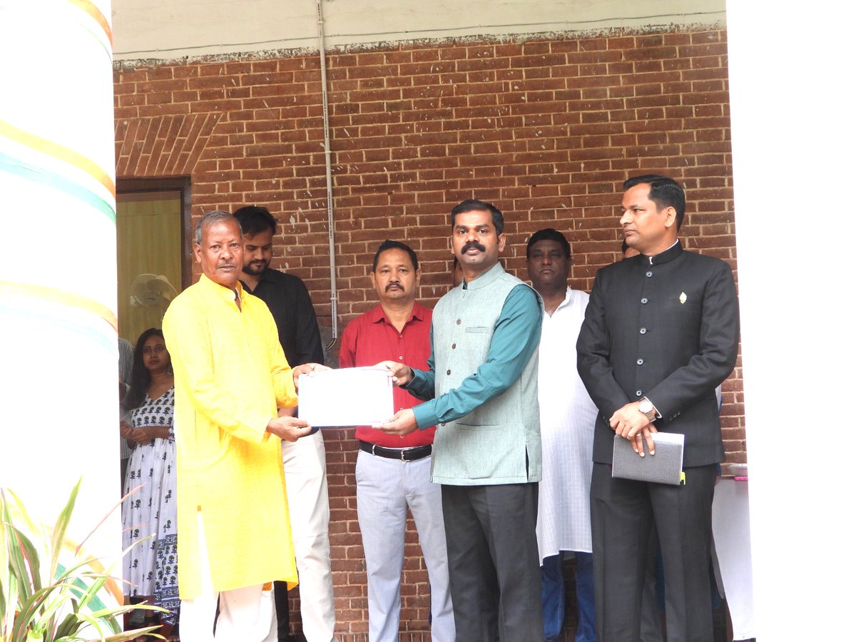 CASFOS, Dehradun (@casfosddn) on Twitter photo On the occasion of 79th #IndependenceDay, Shri E. Vikram, IFS, Principal <a href="/casfosddn/">CASFOS, Dehradun</a> hoisted the National Flag and addressed the gathering. All Faculty members, Officer Trainees of both SFS batch, all Office staff and their family members attended the celebration. On the occasion of 79th #IndependenceDay, Shri E. Vikram, IFS, Principal <a href="/casfosddn/">CASFOS, Dehradun</a> hoisted the National Flag and addressed the gathering. All Faculty members, Officer Trainees of both SFS batch, all Office staff and their family members attended the celebration.