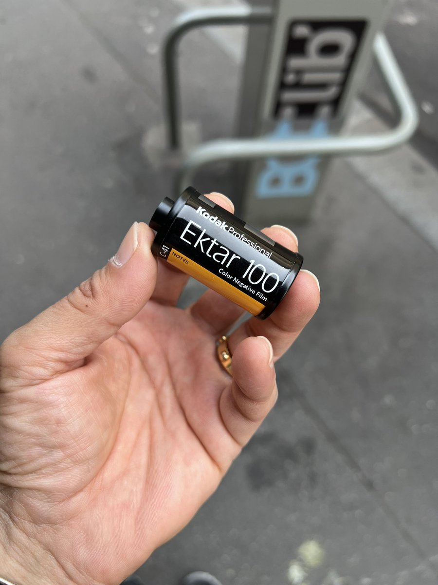 hide_fsc's tweet photo. 未露光でしたが頑張ってます。
パリではLeica Monopan50は8/21発売です🎞️ https://t.co/CGhiyVVm0f
