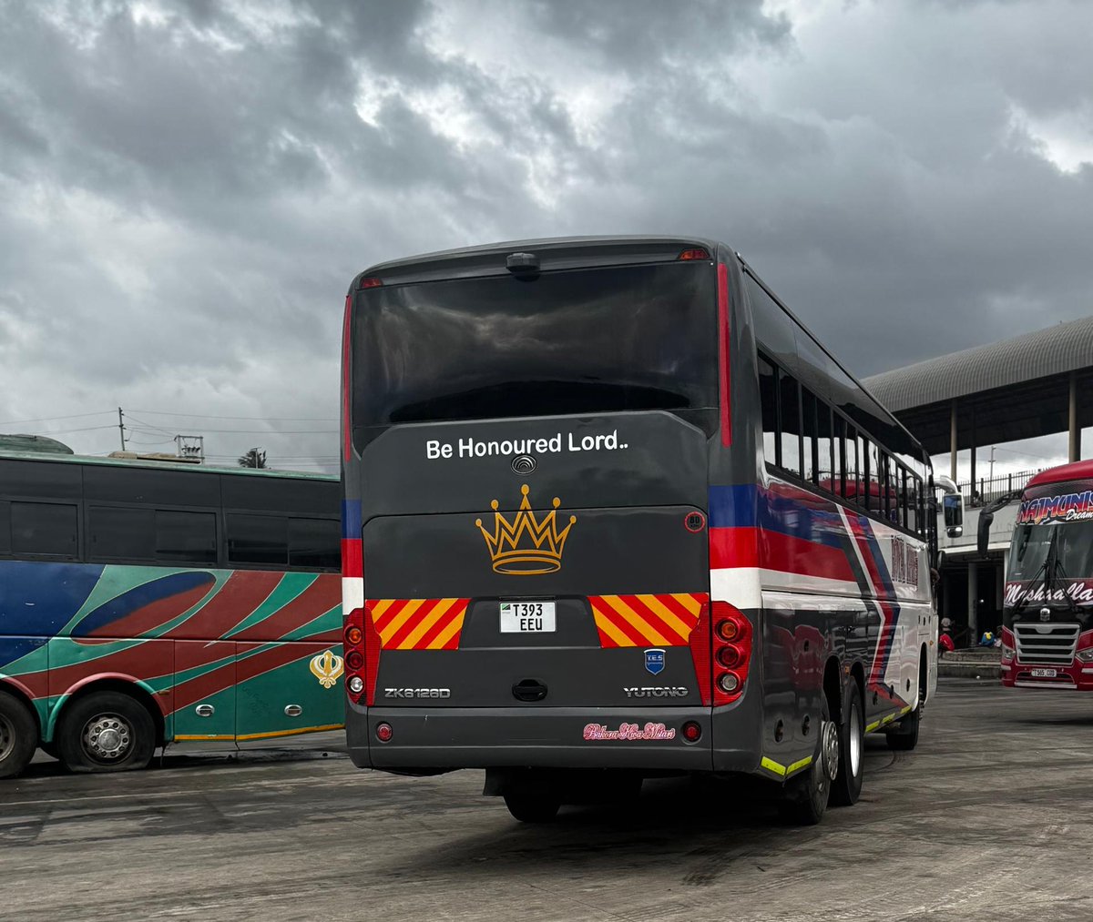 TBoundBuses's tweet photo. "Be Honoured Lord..." 

Tafsiri sahihi ya neno hili na yenye retweet nyingi itampatia mtu tiketi ya bure kwenda Arusha au kuja Dar.

#RoyalExpress 
@royalexpress22 
Dar-es-Salaam || Arusha

Mali safi pekee njia ya Chalinze 🔥 https://t.co/jVWx438KrN