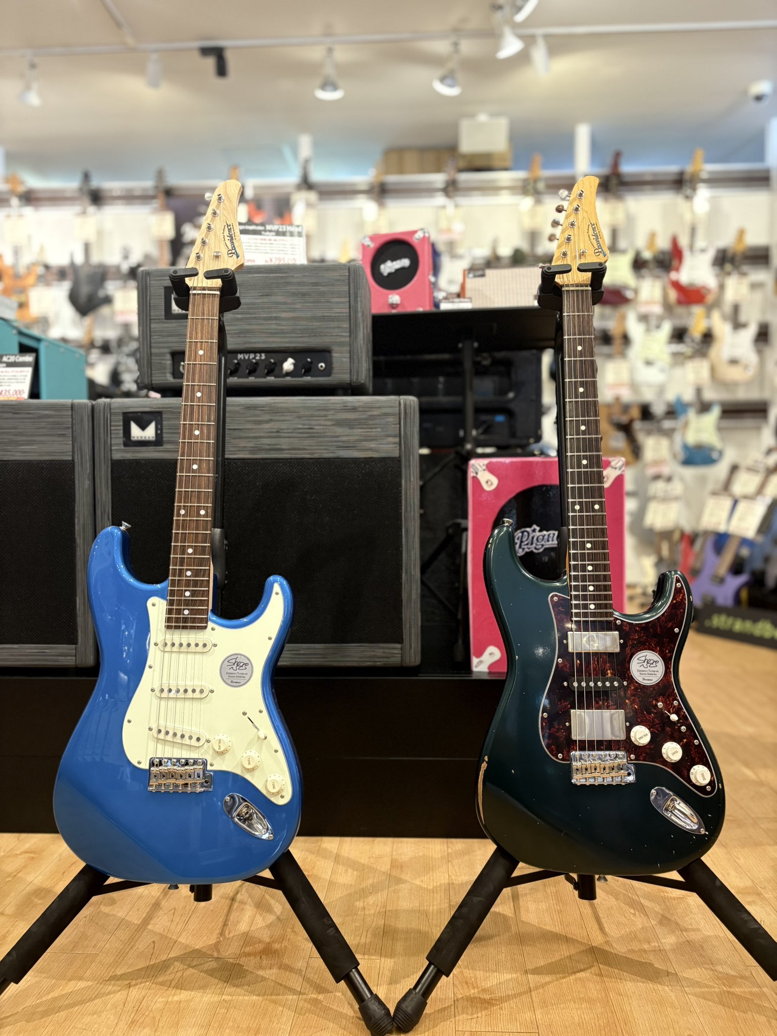 プロヴィデンス、ギターシールド7本＋1本&tweedエフェクターケース Fender フェンダー Guitar Display Case Tweed エレキギター