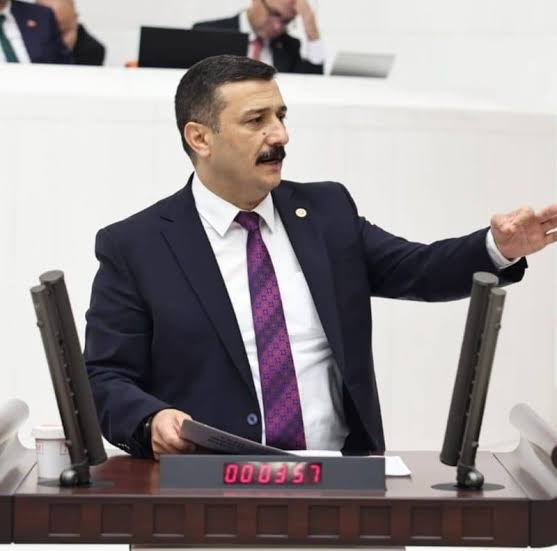 YS_Turkoglu's tweet photo. 📍Karacabey Longoz Ormanları’ndaki sorunları Meclis’e taşıdık; ilgili ve yetkililere sorduk:
📍BURSA’NIN “DOĞA İNCİSİ” NEDEN KADERİNE TERK EDİLDİ?
📍Bursa’nın Karacabey ilçesinde bulunan ve “doğanın incisi” olarak bilinen #Longoz Ormanları’nın bakımsızlık ve ilgisizlik nedeniyle çürümeye terk edildiğini belirterek, Tarım ve Orman Bakanı İbrahim Yumaklı’ya yazılı soru önergesi verdik.
📍Longoz Ormanları’nın sahip olduğu biyolojik çeşitlilik, endemik türler ve kuş popülasyonuyla sadece Bursa’nın değil, Türkiye’nin de en önemli doğal miraslarından biri olduğunu vurguladık.
📍Ancak yıllarca turizme, bölge ekonomisine ve istihdama katkı sağlayan bu alanın, bugün hem ekosistem hem de turizm açısından büyük bir tehdit altında olduğuna işaret ettik.
📍Ayrıca, bölgede ziyaretçilerin tuvalet ve içme suyu gibi en temel ihtiyaçlarını karşılayabilecek hiçbir imkânın bırakılmadığını ifade ederek, merkezi idarenin ve yerel yönetimin ilgisizliğinin yalnızca doğa mirasına değil, Bursa’nın turizm gelirine ve istihdamına da darbe vurduğunun altını çizdik.
📍“Bursa’nın doğa hazinelerinden biri olan Longoz Ormanları’nı sahipsiz bırakan bu anlayış değişmedikçe hem ekosistem hem de turizm potansiyelimiz geri dönüşsüz bir şekilde yok olacak” diye de ekledik.
@TCTarim @ibrahimyumakli
@Karacabey_Bel
