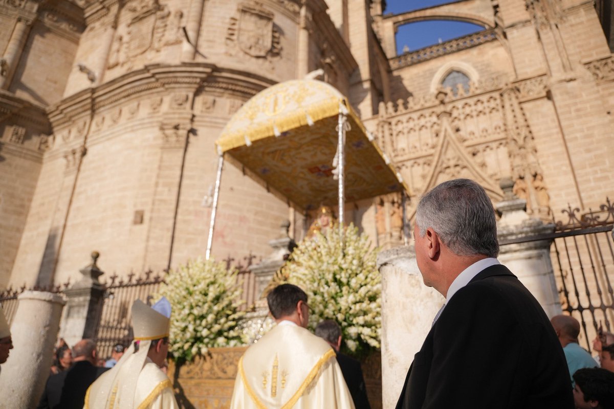 Día grande de nuestra ciudad y que llevo muy dentro desde pequeño. 

Sevilla y los sevillanos nos volvemos a reencontrar con nuestra patrona, la Virgen de los Reyes.

Un rito de casi ocho siglos como patrimonio eterno de todos.

#VirgendelosReyes25