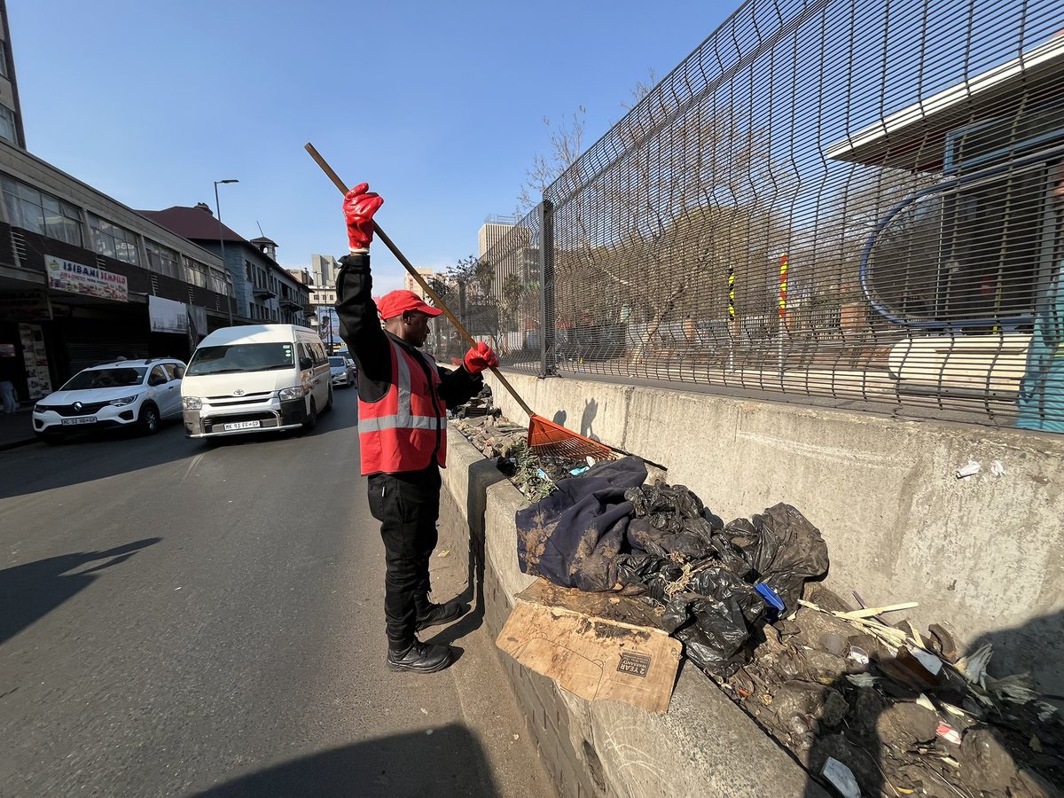 GDCoGTA's tweet photo. [HAPPENING NOW] : It’s the CBD Friday , our first stop is at Twist Street and Sophie De Bruyn Street. Several stakeholders have joined us , we are cleaning up Jozi. #CBDFriday #SpanaMaspala #GrowingGautengTogether https://t.co/mP1FUm4mf4