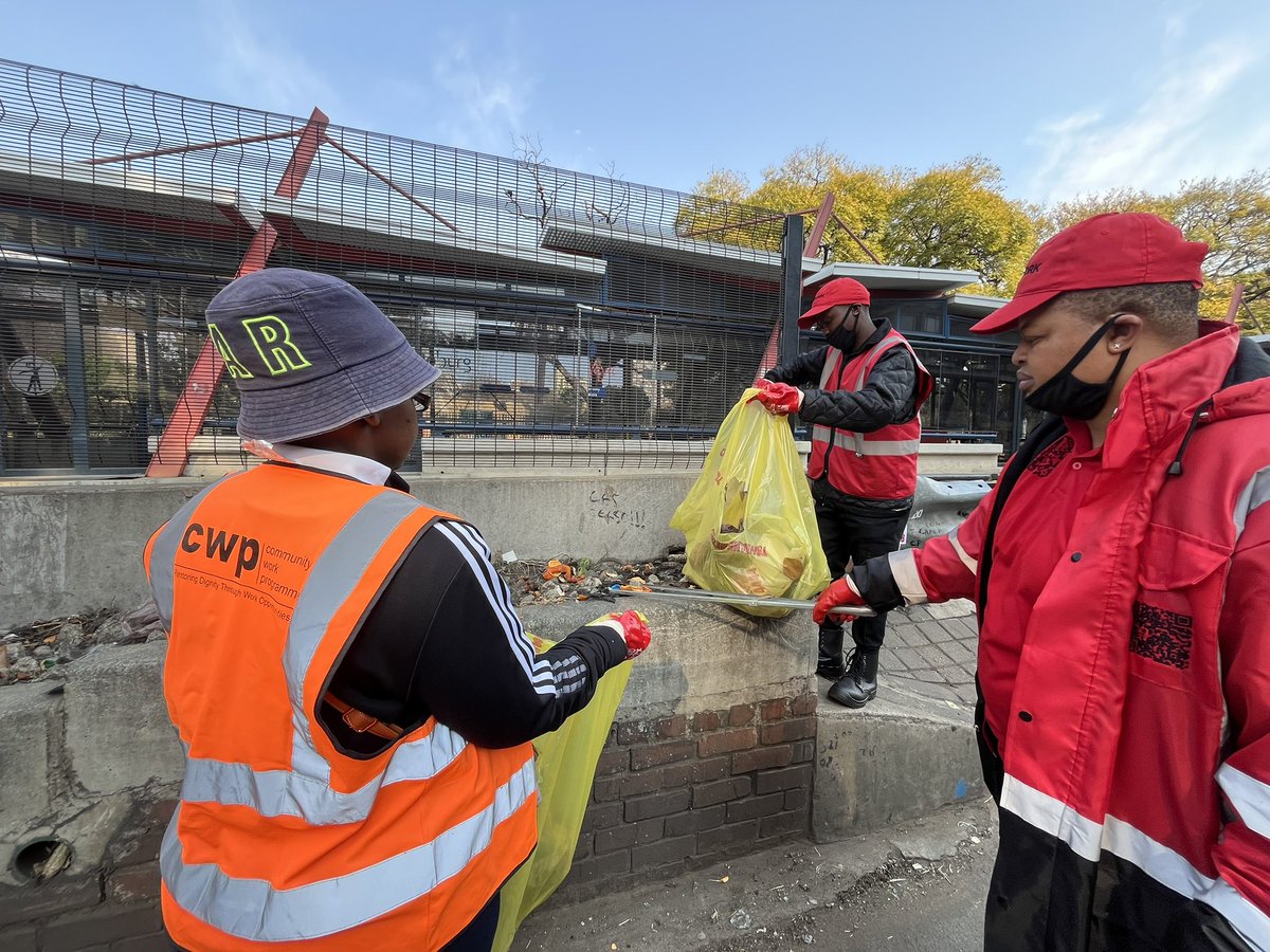 GDCoGTA's tweet photo. [HAPPENING NOW] : It’s the CBD Friday , our first stop is at Twist Street and Sophie De Bruyn Street. Several stakeholders have joined us , we are cleaning up Jozi. #CBDFriday #SpanaMaspala #GrowingGautengTogether https://t.co/mP1FUm4mf4