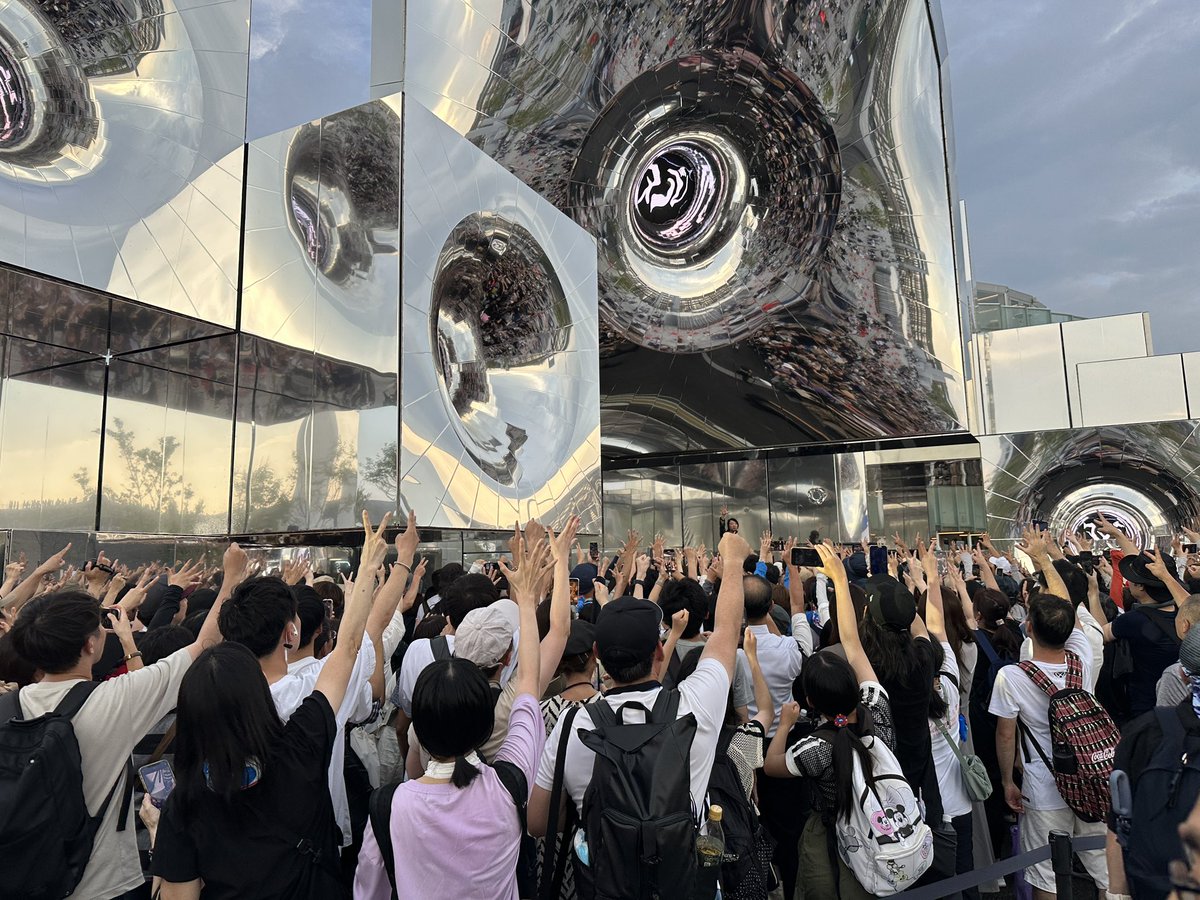 17:06に行ったのにゲート閉められて参加出来なくて辛いす。全然入るスペースあるのにもういっぱいなんでつって断られたんなんでなんや。先着人数限定ならそう書いてくれてれば諦めつくのに。わざわざパビリオンの待機列抜けて行ったの時間の無駄やったな。